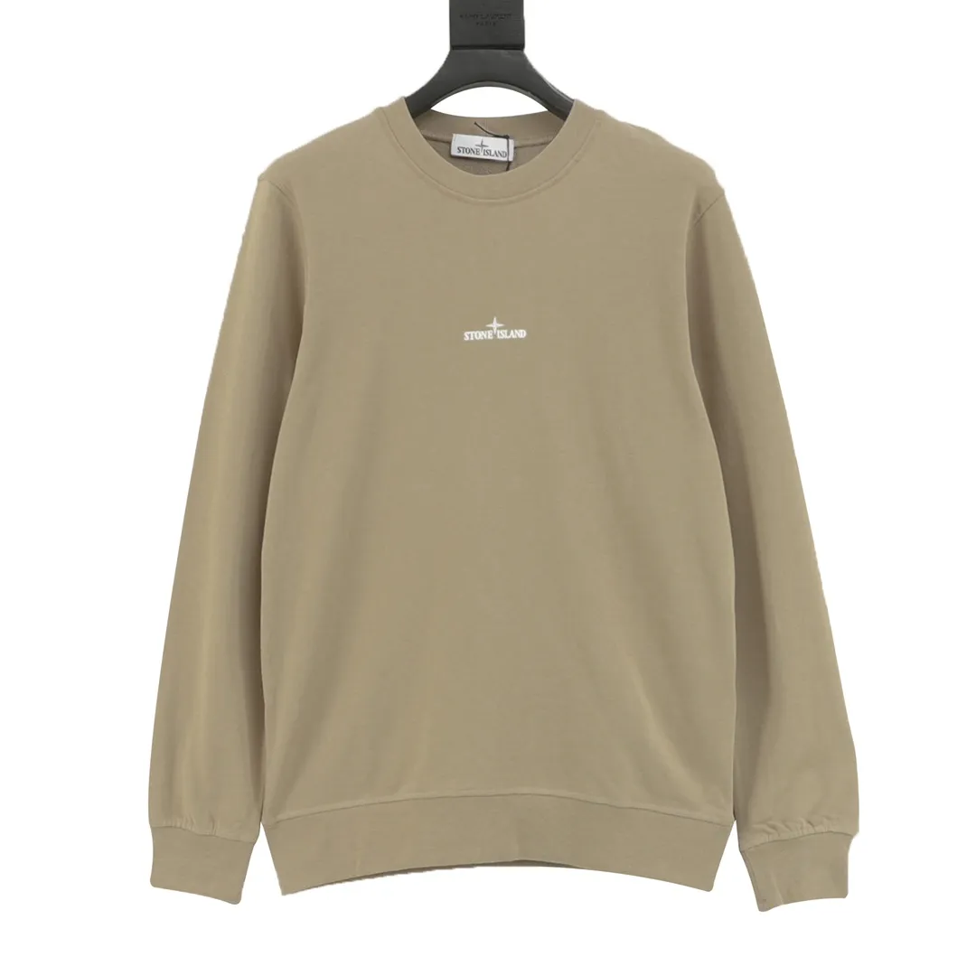 🅿️480 Stone Island 25FW reflective letter round neck sweatshirt is made of high-quality pure cotton fabric, which is not only soft to the touch, without any itch when close to the skin, but also has excellent performance. Moreover, the fabric has been specially treated to be wear-resistant and can still maintain good shape and color after multiple washes. The classic round neck design is simple and elegant, adapting to various face shapes and facial lines. The exquisite stitching on the cuffs and hem demonstrates the brand's ultimate pursuit of details. It is strong and durable and will not easily come off. Size: S-XL